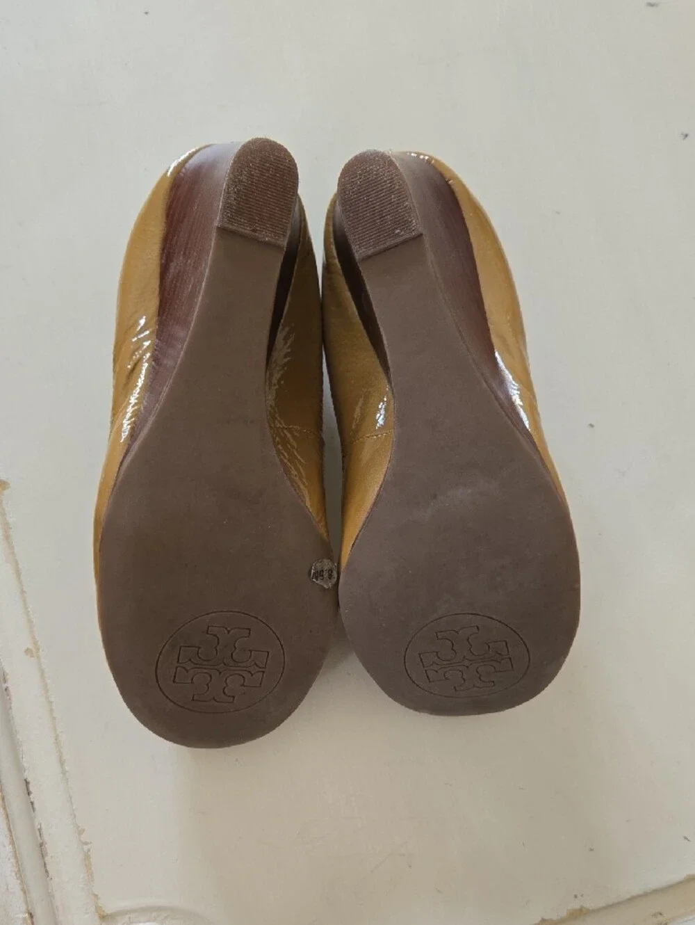 Tory Burch Tan Patent Leather Logo Round-Toe Pumps